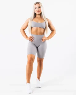 Aura Short 9"